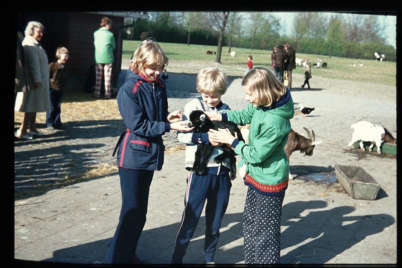 20.Kinderboerderij jun 1974 Brigitte,Marion,Peter.JPG